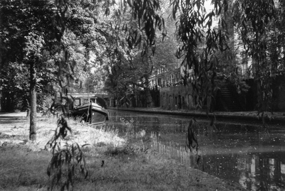 604279 Gezicht op de Oudegracht te Utrecht, met rechts aan de overzijde de werfkelders ter hoogte van het huis ...